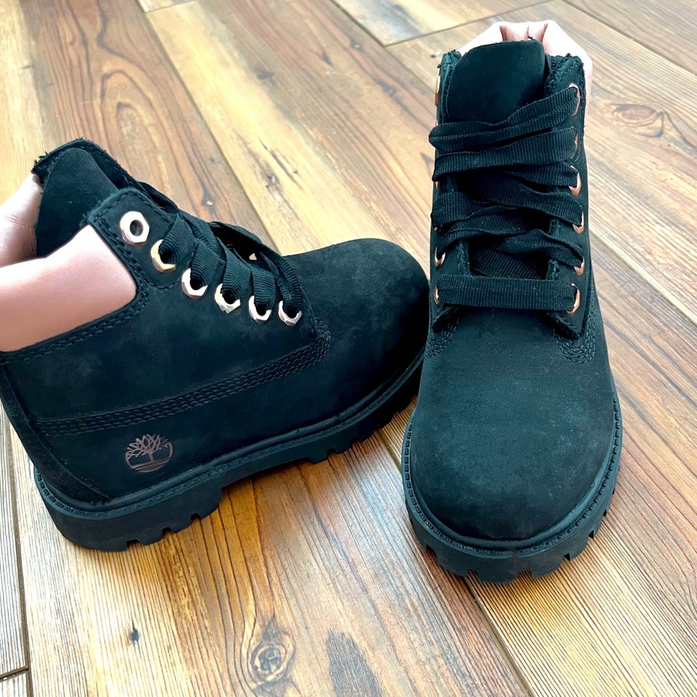 Girls size 9 Timberland boots, never worn. Black and pink